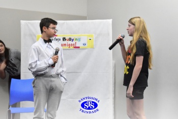 Alunos do 7º ano apresentam esquetes teatrais para combater o bullying