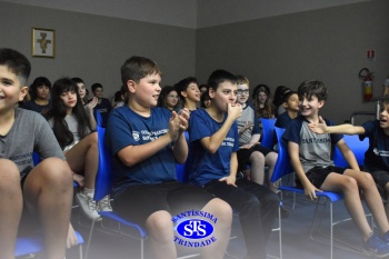 Alunos do 7º ano apresentam esquetes teatrais para combater o bullying