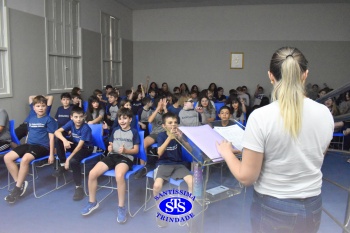 Alunos do 7º ano apresentam esquetes teatrais para combater o bullying