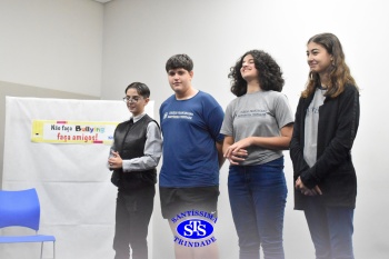 Alunos do 7º ano apresentam esquetes teatrais para combater o bullying