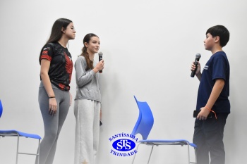 Alunos do 7º ano apresentam esquetes teatrais para combater o bullying