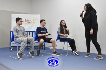 Alunos do 7º ano apresentam esquetes teatrais para combater o bullying