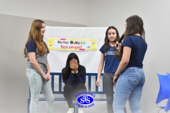 Alunos do 7º ano apresentam esquetes teatrais para combater o bullying