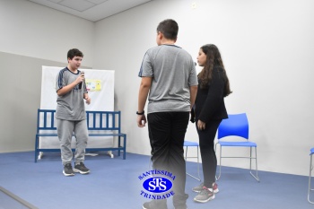 Alunos do 7º ano apresentam esquetes teatrais para combater o bullying