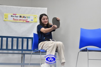 Alunos do 7º ano apresentam esquetes teatrais para combater o bullying