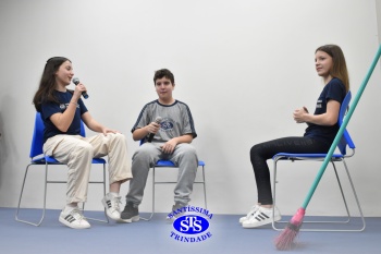 Alunos do 7º ano apresentam esquetes teatrais para combater o bullying