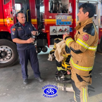 Visita ao Corpo de Bombeiros proporciona vivência da profissão | 3ª série EM