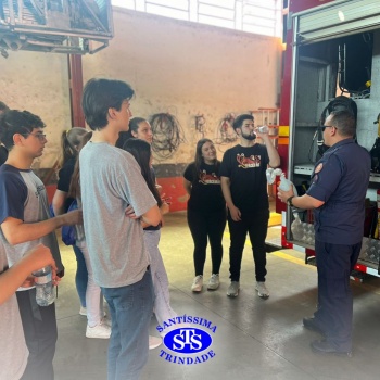 Visita ao Corpo de Bombeiros proporciona vivência da profissão | 3ª série EM