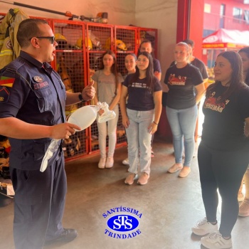 Visita ao Corpo de Bombeiros proporciona vivência da profissão | 3ª série EM