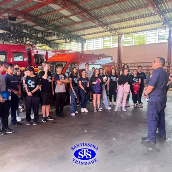 Visita ao Corpo de Bombeiros proporciona vivência da profissão | 3ª série EM