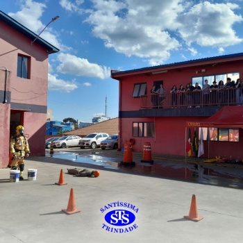 Visita ao Corpo de Bombeiros proporciona vivência da profissão | 3ª série EM