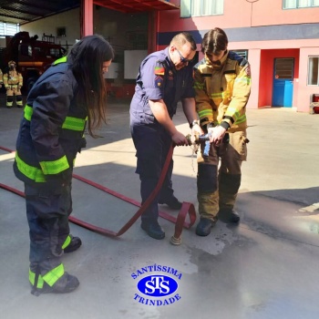 Visita ao Corpo de Bombeiros proporciona vivência da profissão | 3ª série EM