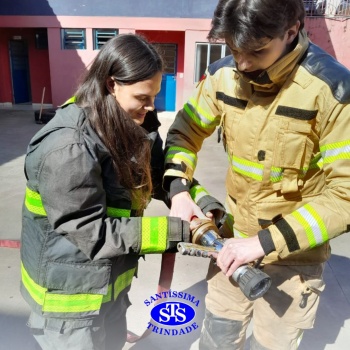 Visita ao Corpo de Bombeiros proporciona vivência da profissão | 3ª série EM