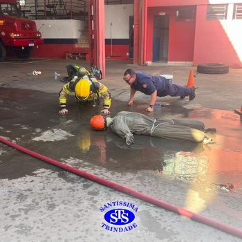 Visita ao Corpo de Bombeiros proporciona vivência da profissão | 3ª série EM