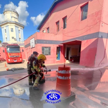 Visita ao Corpo de Bombeiros proporciona vivência da profissão | 3ª série EM