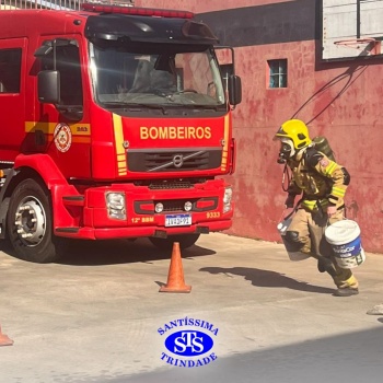 Visita ao Corpo de Bombeiros proporciona vivência da profissão | 3ª série EM