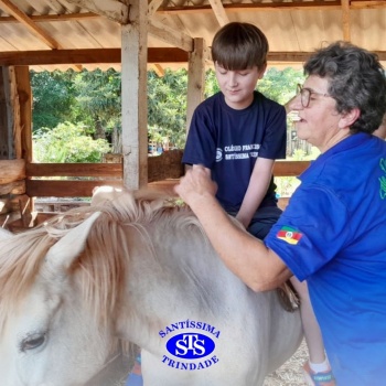 Estudantes conhecem o Sítio das Aves e têm contato com vários animais | 5º ano