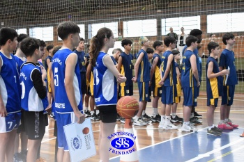 Amistoso de basquete entre os Colégios Santíssima e SantAnna