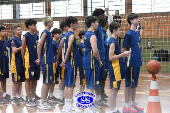 Amistoso de basquete entre os Colégios Santíssima e SantAnna