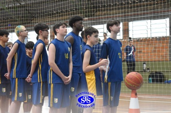 Amistoso de basquete entre os Colégios Santíssima e SantAnna