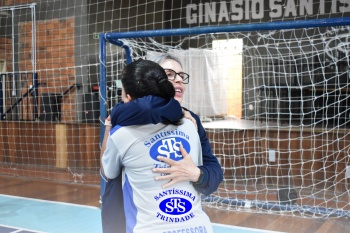 Amistoso de basquete entre os Colégios Santíssima e SantAnna