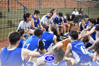 Amistoso de basquete entre os Colégios Santíssima e SantAnna