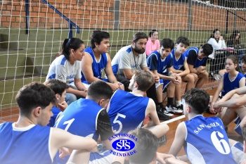 Amistoso de basquete entre os Colégios Santíssima e SantAnna