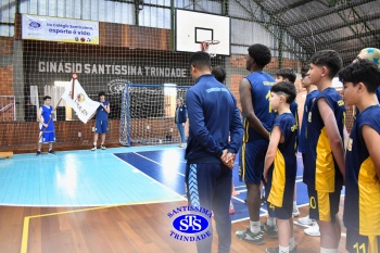 Amistoso de basquete entre os Colégios Santíssima e SantAnna