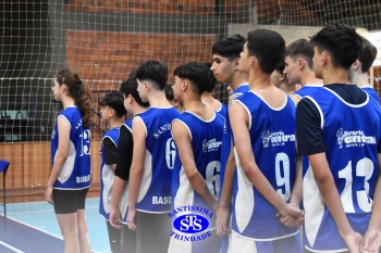 Amistoso de basquete entre os Colégios Santíssima e SantAnna