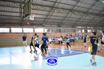 Amistoso de basquete entre os Colégios Santíssima e SantAnna