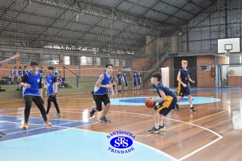 Amistoso de basquete entre os Colégios Santíssima e SantAnna