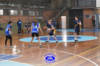 Amistoso de basquete entre os Colégios Santíssima e SantAnna