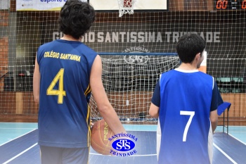 Amistoso de basquete entre os Colégios Santíssima e SantAnna