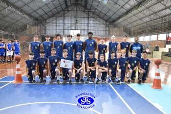 Amistoso de basquete entre os Colégios Santíssima e SantAnna