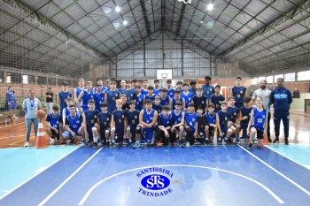 Amistoso de basquete entre os Colégios Santíssima e SantAnna