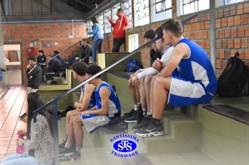 Amistoso de basquete entre os Colégios Santíssima e SantAnna