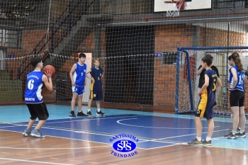 Amistoso de basquete entre os Colégios Santíssima e SantAnna