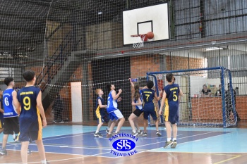 Amistoso de basquete entre os Colégios Santíssima e SantAnna