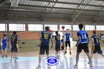 Amistoso de basquete entre os Colégios Santíssima e SantAnna