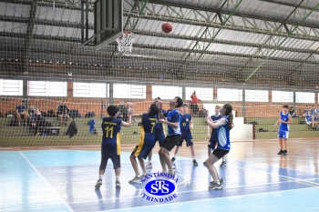 Amistoso de basquete entre os Colégios Santíssima e SantAnna