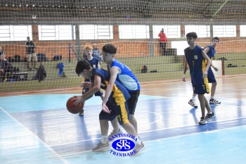 Amistoso de basquete entre os Colégios Santíssima e SantAnna