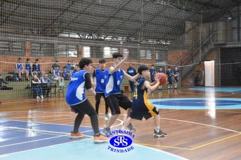 Amistoso de basquete entre os Colégios Santíssima e SantAnna