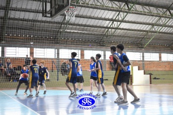 Amistoso de basquete entre os Colégios Santíssima e SantAnna