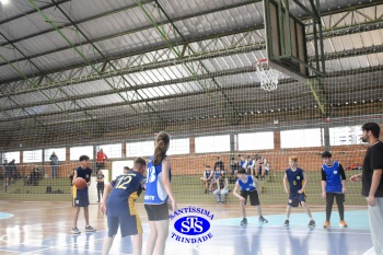 Amistoso de basquete entre os Colégios Santíssima e SantAnna