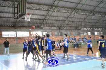 Amistoso de basquete entre os Colégios Santíssima e SantAnna