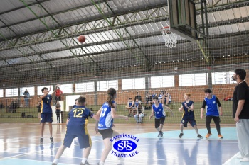 Amistoso de basquete entre os Colégios Santíssima e SantAnna