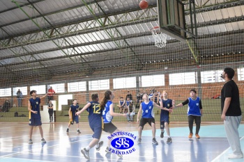 Amistoso de basquete entre os Colégios Santíssima e SantAnna