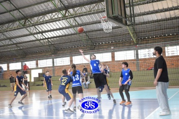 Amistoso de basquete entre os Colégios Santíssima e SantAnna