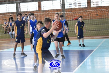 Amistoso de basquete entre os Colégios Santíssima e SantAnna