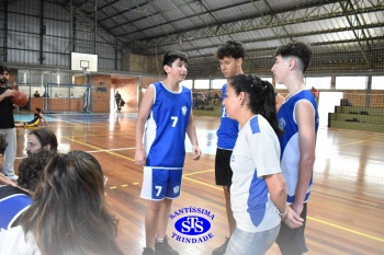 Amistoso de basquete entre os Colégios Santíssima e SantAnna